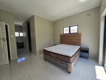 2 Bedroom Flat & Apartment