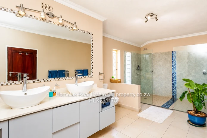 Boscobel Drive East – Luxury 4-Bedroom Family Home on 1 Acre