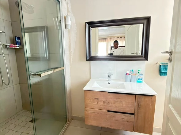 2 Bedroom Flat & Apartment