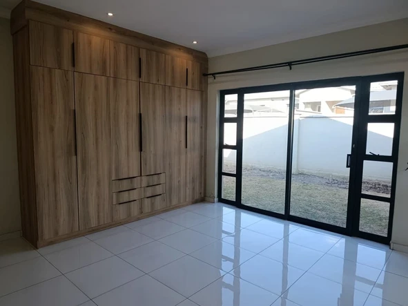 3 Bedroom Flat & Apartment
