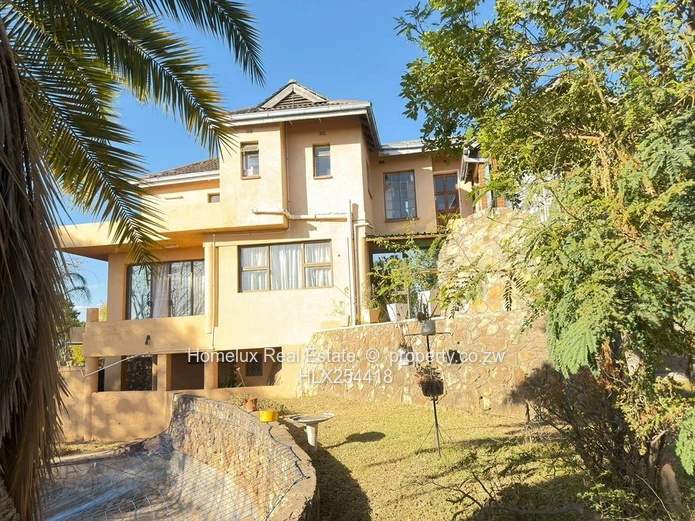 Breathtaking mansion in Glen Lorne