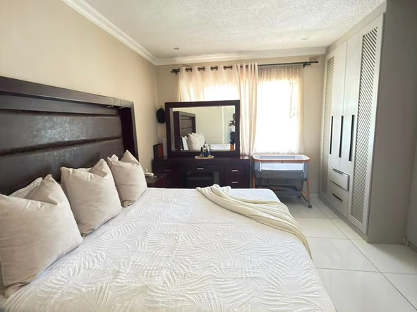 2 Bedroom Flat & Apartment
