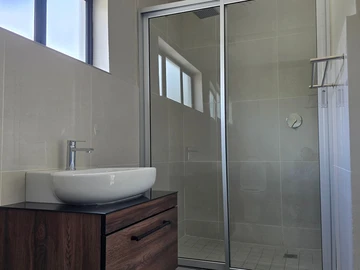 2 Bedroom Flat & Apartment