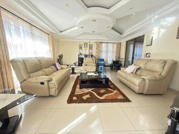 6 Bedroom House
